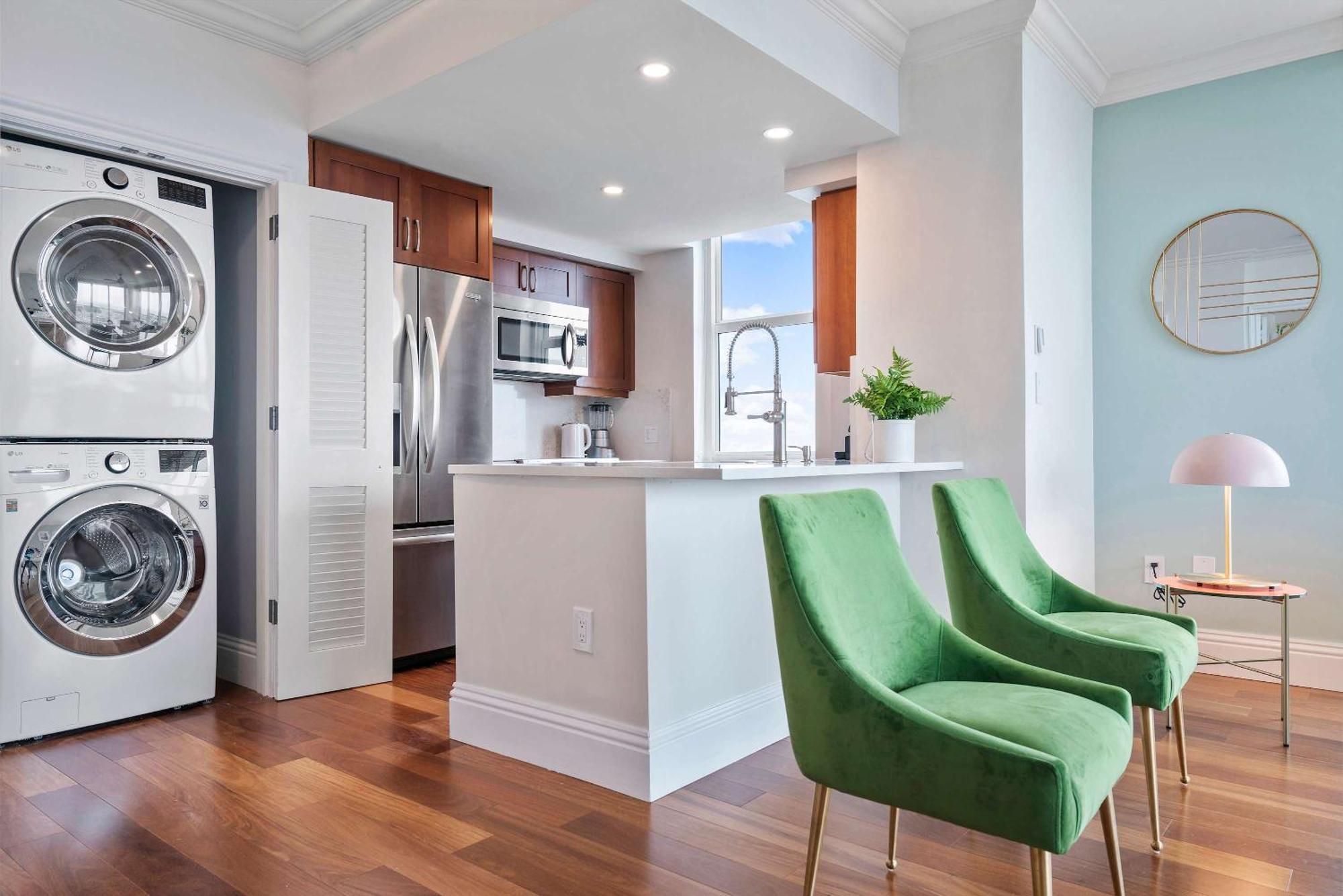 Apartment Mvr - Front-row Seat To Grove-s Natural Beauty *